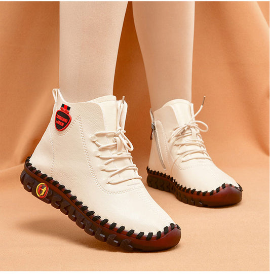 Дамски зимни ботуши, проектирани за лесно обуване и събуване, осигуряващи комфорт през целия ден, независимо дали ходите или стоите.