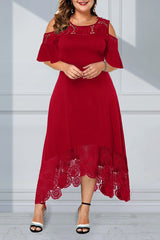 Дантелена рокля с волан