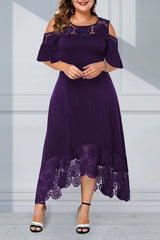 Дантелена рокля с волан