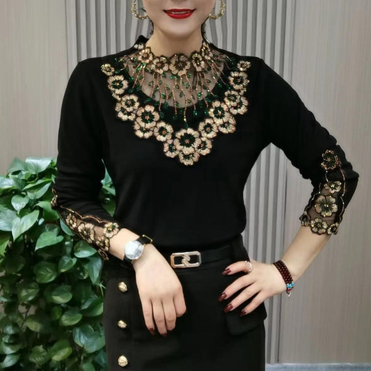 Тази нова топла риза с дълъг ръкав е изработена от висококачествен кадифе и е с дантелена яка, което я прави идеална за носене през есента и зимата.