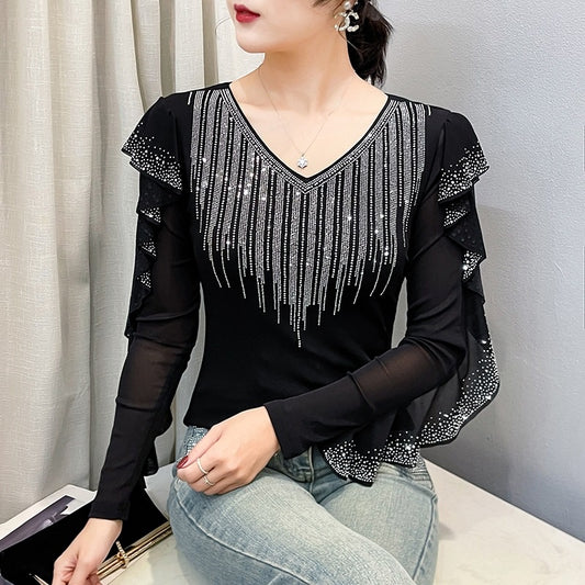Дамска Вталена Тениска с V-Образно Деколте, Ажурни Елементи и Инкрустирани Кристали