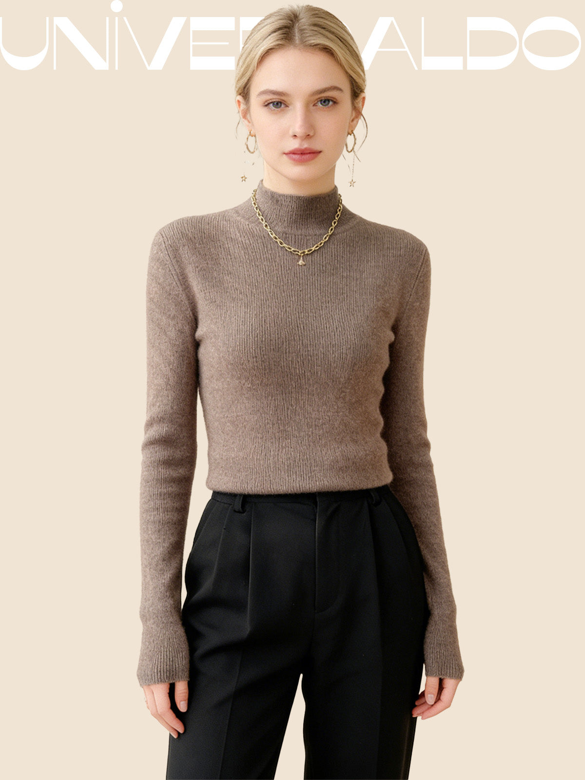 Вълнена Плетена Блуза с Полу-Висока Яка и Прилепнал Крой