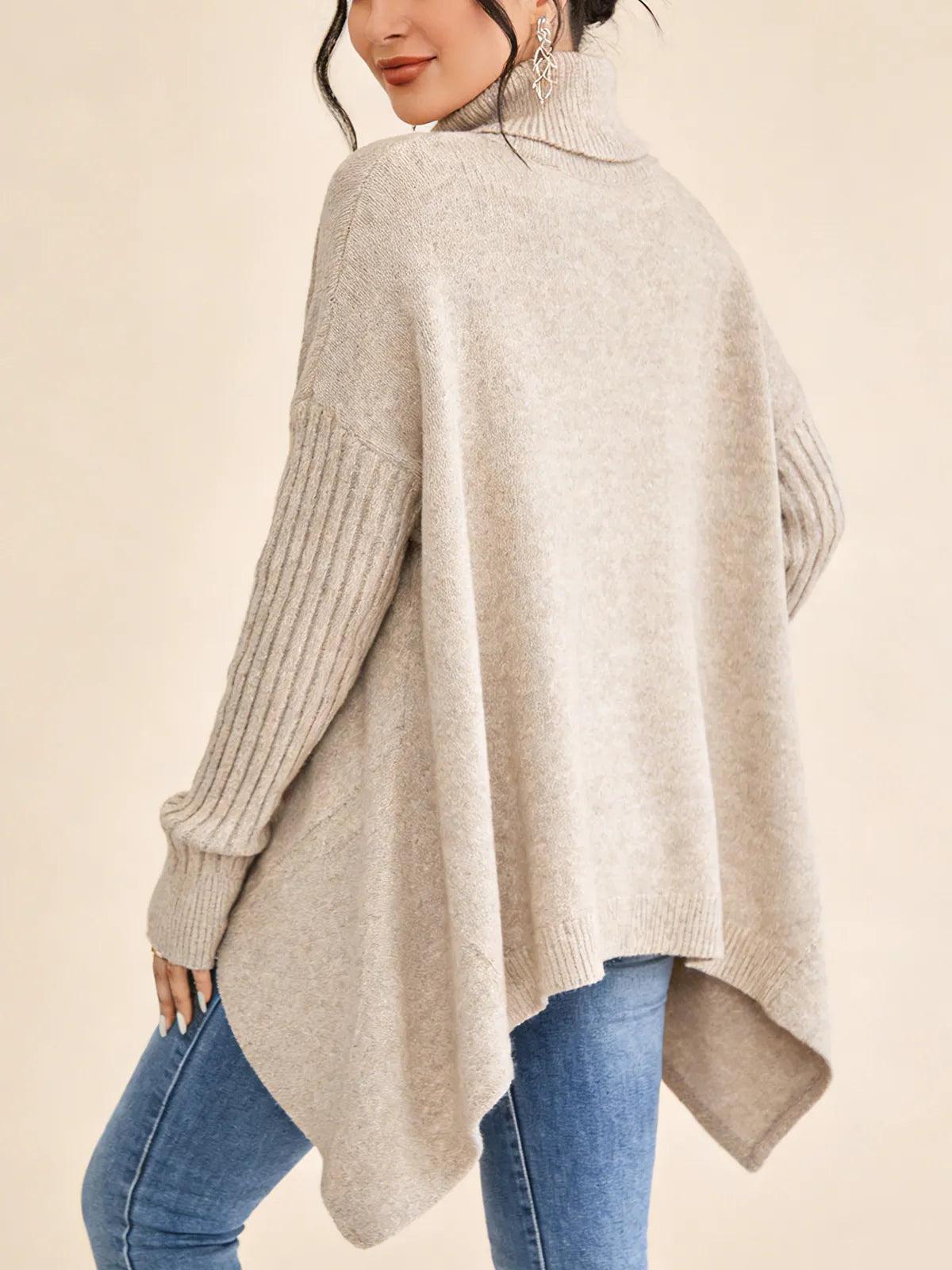 Асиметричен Плетен Пуловер с Падащи Ръкави и Висок Яка