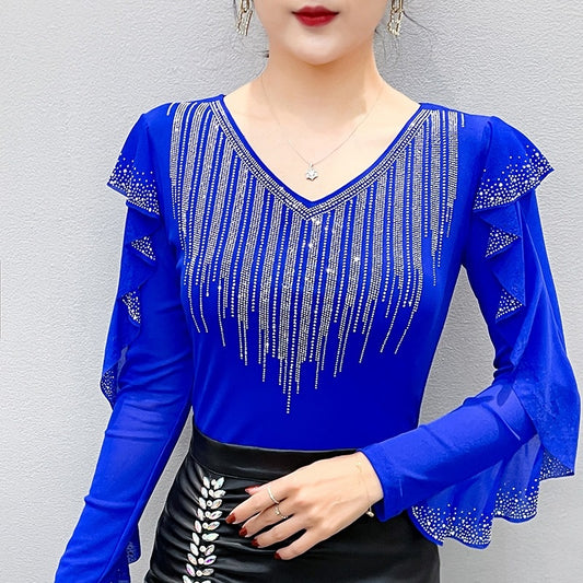 Дамска Вталена Тениска с V-Образно Деколте, Ажурни Елементи и Инкрустирани Кристали